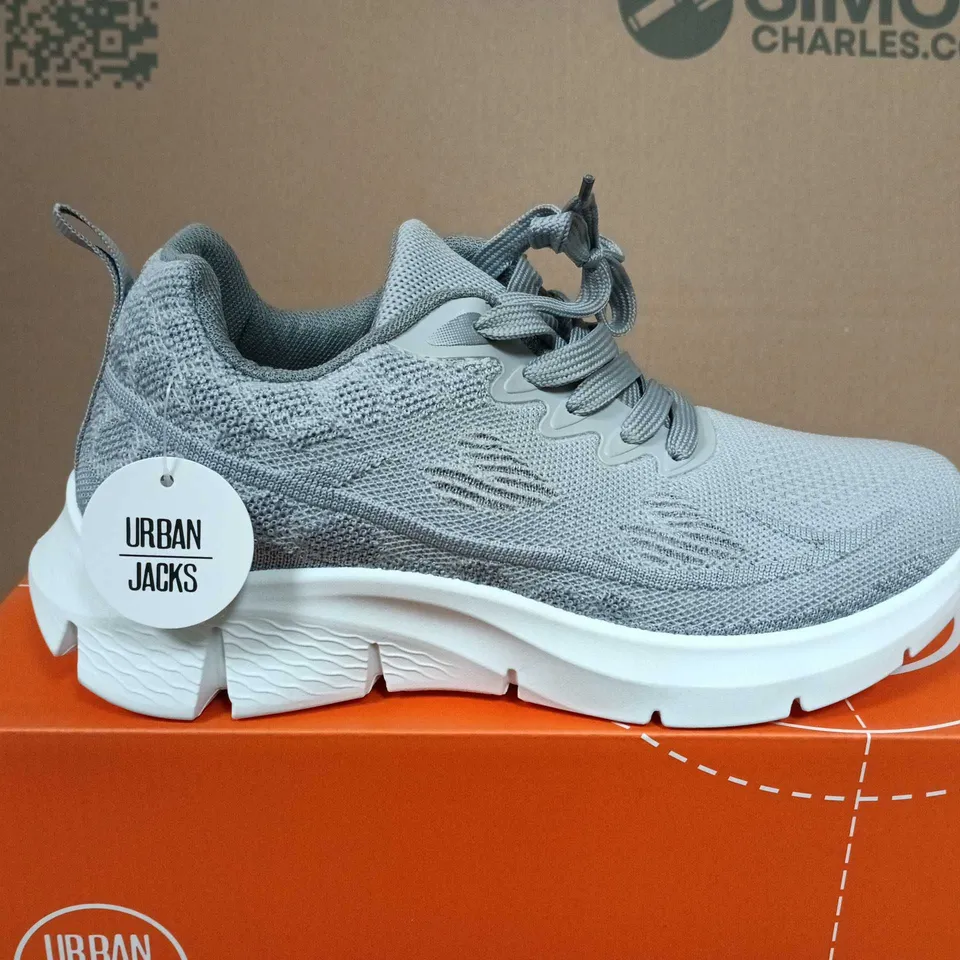 BOXED PIR OF URBAN JACKS JAVELIN GREY SNEAKERS – UK 6
