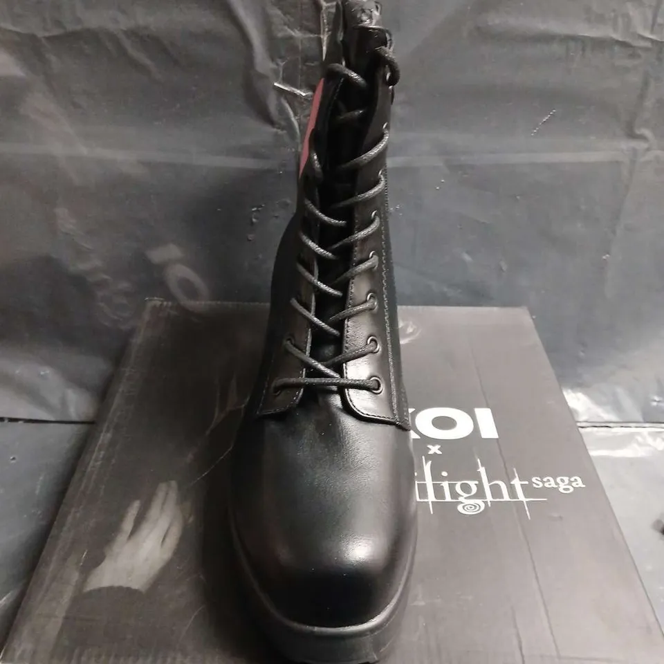 BOXED PAIR OF KOI TEAM EDWARD MILITARY BOOTS – UK SIZE 11