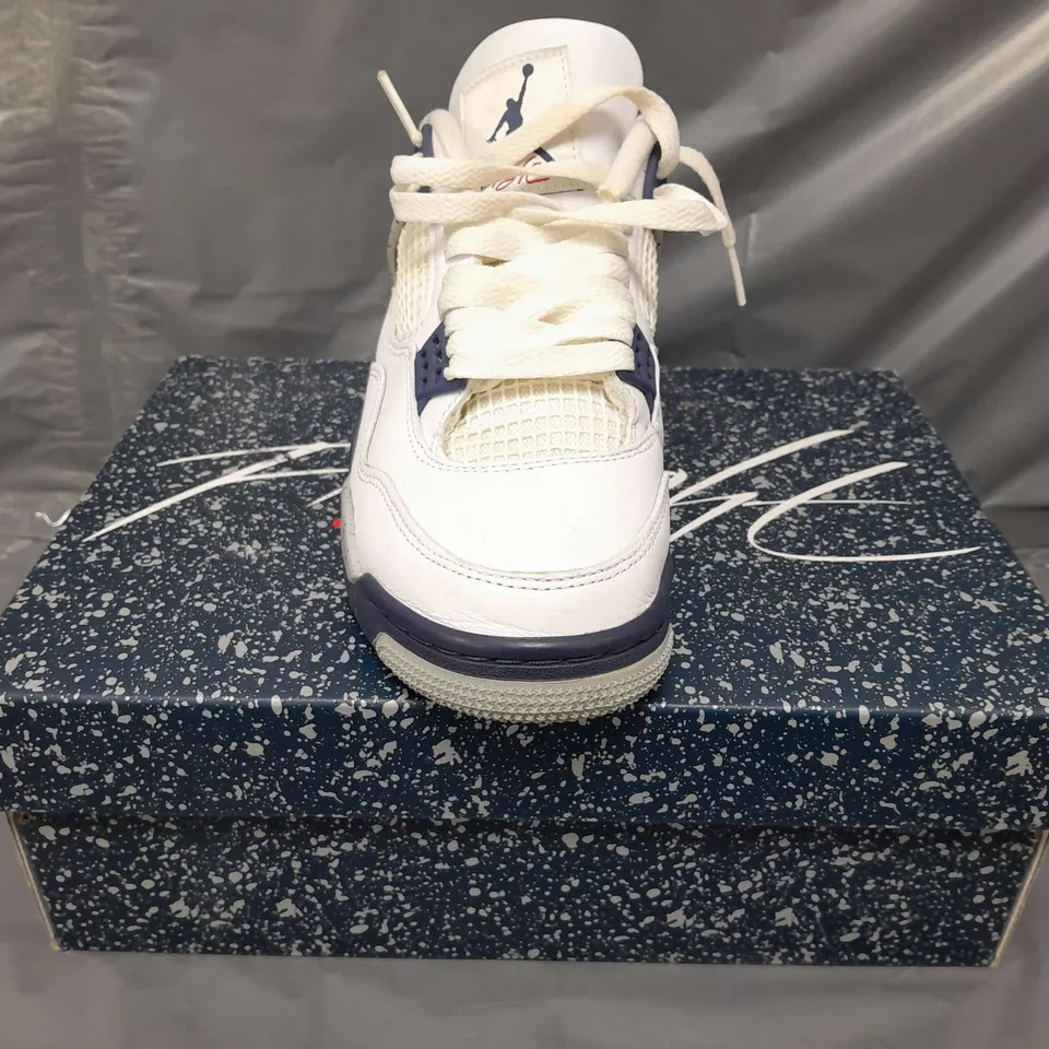 BOXED PAIR OF NIKE AIR JORDAN 4 RETRO SHOES IN WHITE/NAVY UK SIZE 4.5