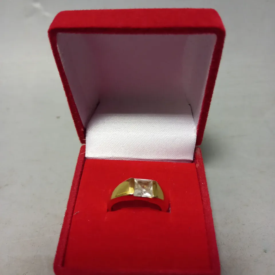 UNBRANDED RING IN GOLD EFFECT W. GEMSTONE DETAIL