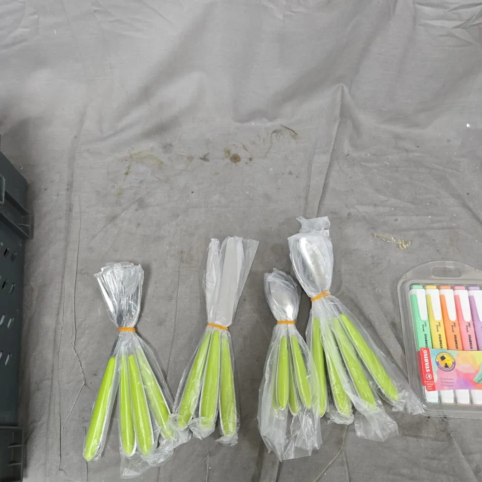 TOTE OF APPROXIMATELY 8 ASSORTED STATIONARY AND KITCHENWARE TO INCLUDE: STABILO HIGHLIGHTERS AND CUTLERY SET