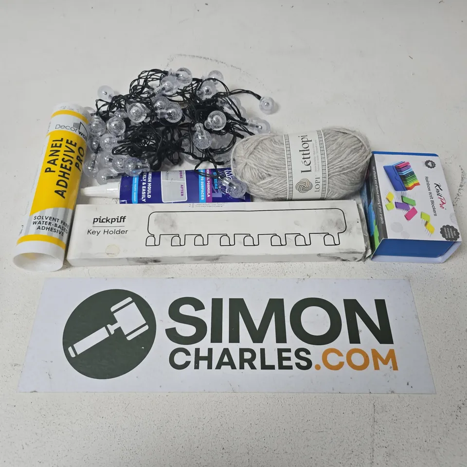 APPROXIMATELY 12 ASSORTED HOUSEHOLD ITEMS TO INCLUDE STRING LIGHTS, RAINBOW KNIT BLOCKERS, PICKPUFF KEY HOLDER, ETC