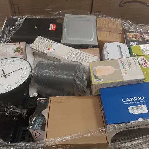 PALLET CONTAINING A VERY LARGE QUANTITY OF ASSORTED ITEMS INCLUDING: AIRFRYER, SILVERCREST HAND BLENDER, AROMATHERAPY DIFFUSER, FILAMENT DRYER, MINI SOWING MACHINE ECT