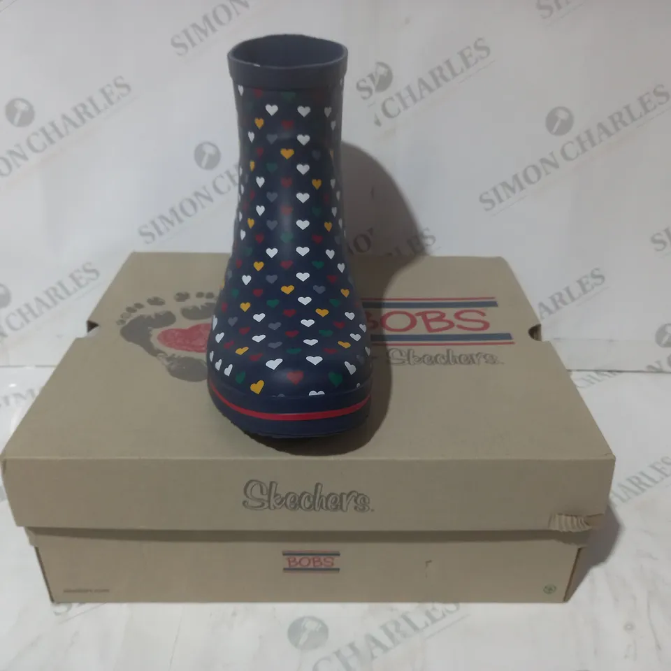 BOXED PAIR OF BOBS FROM SKECHERS RAIN CHECK WELLINGTON BOOTS IN NAVY/MULTICOLOUR EU SIZE 40