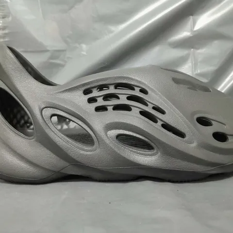 BOXED PAIR OF ADIDAS YZY FOAM SHOES IN GREY UK SIZE 10