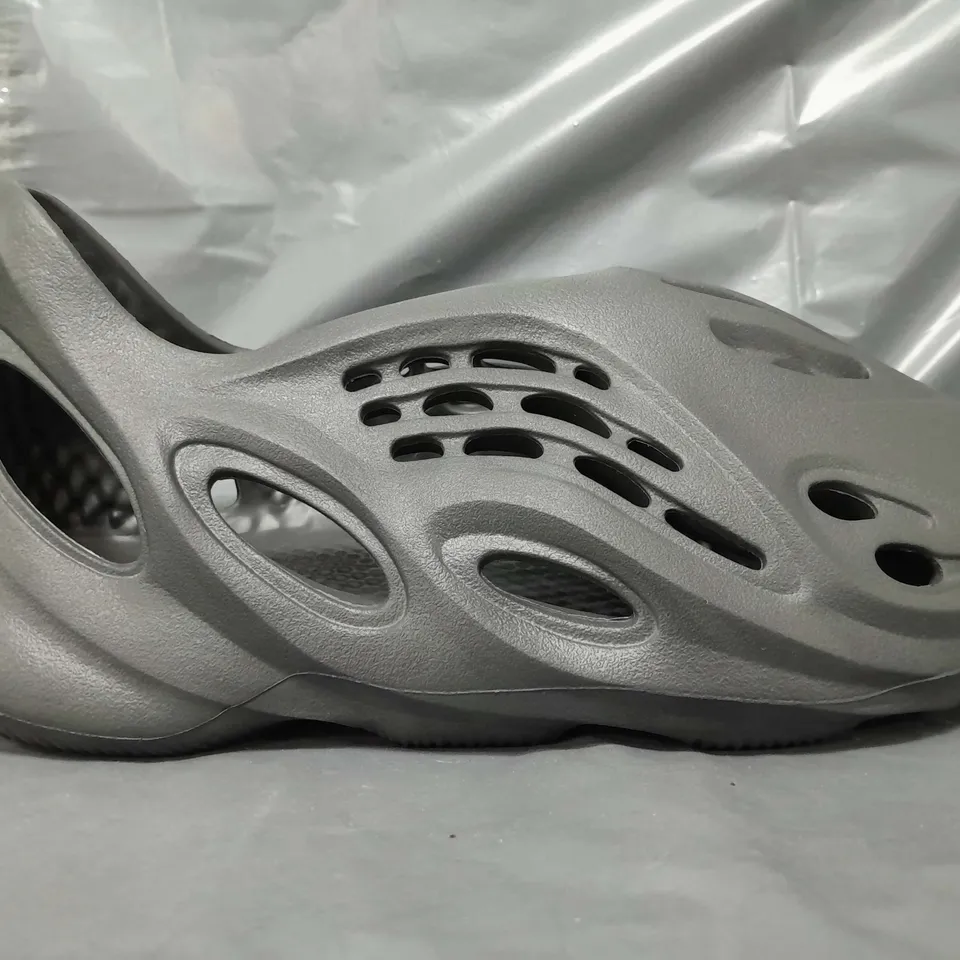 BOXED PAIR OF ADIDAS YZY FOAM SHOES IN GREY UK SIZE 10