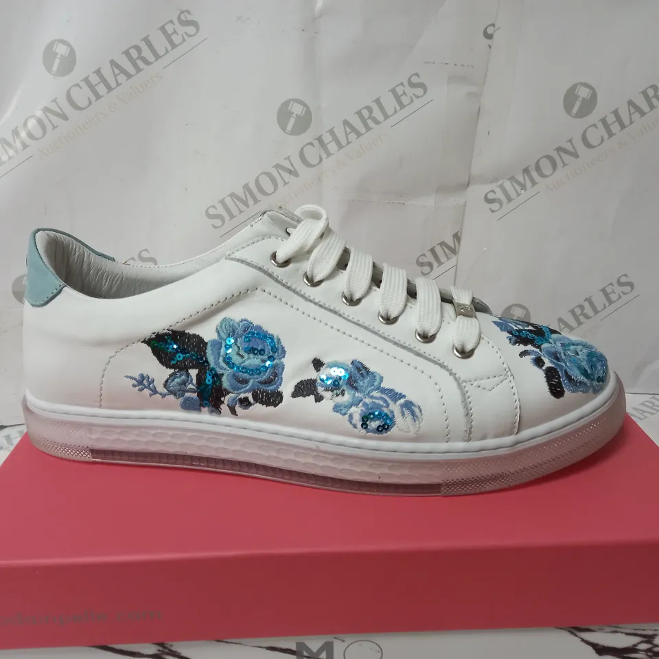BOXED MODA IN PELLE FLORAL PRINT SLAB SOLE TRAINES IN WHITE/BLACK - SIZE 40