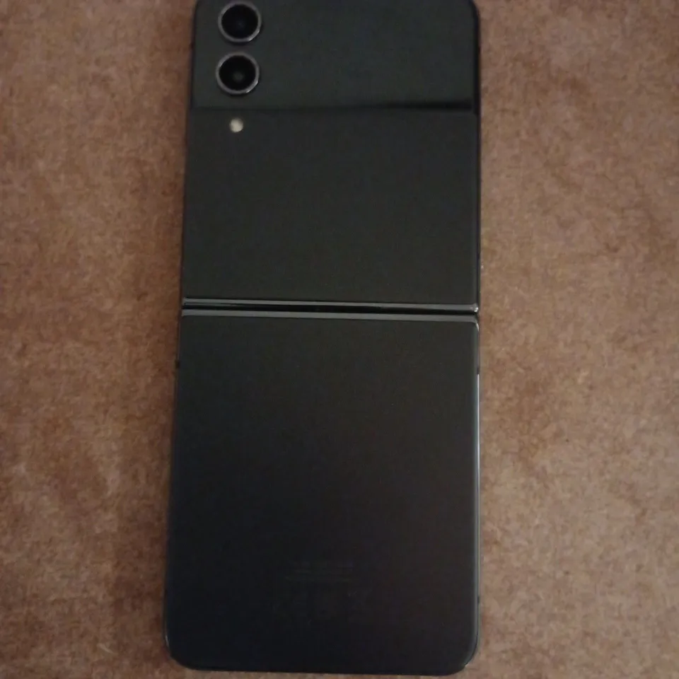 SAMSUNG GLAXAY FLIP IN BLACK