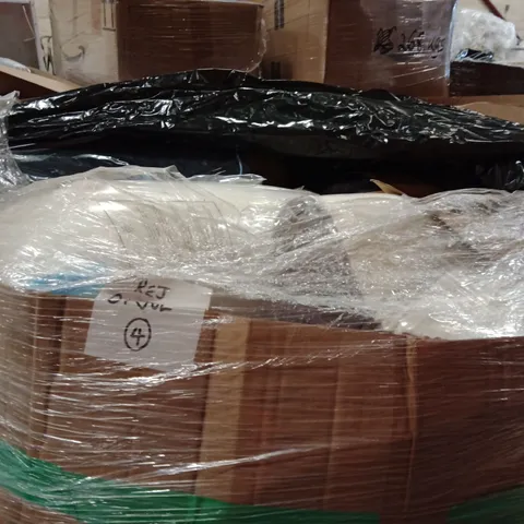 PALLET CONTAINING A LARGE QUANTITY OF PILLOWS