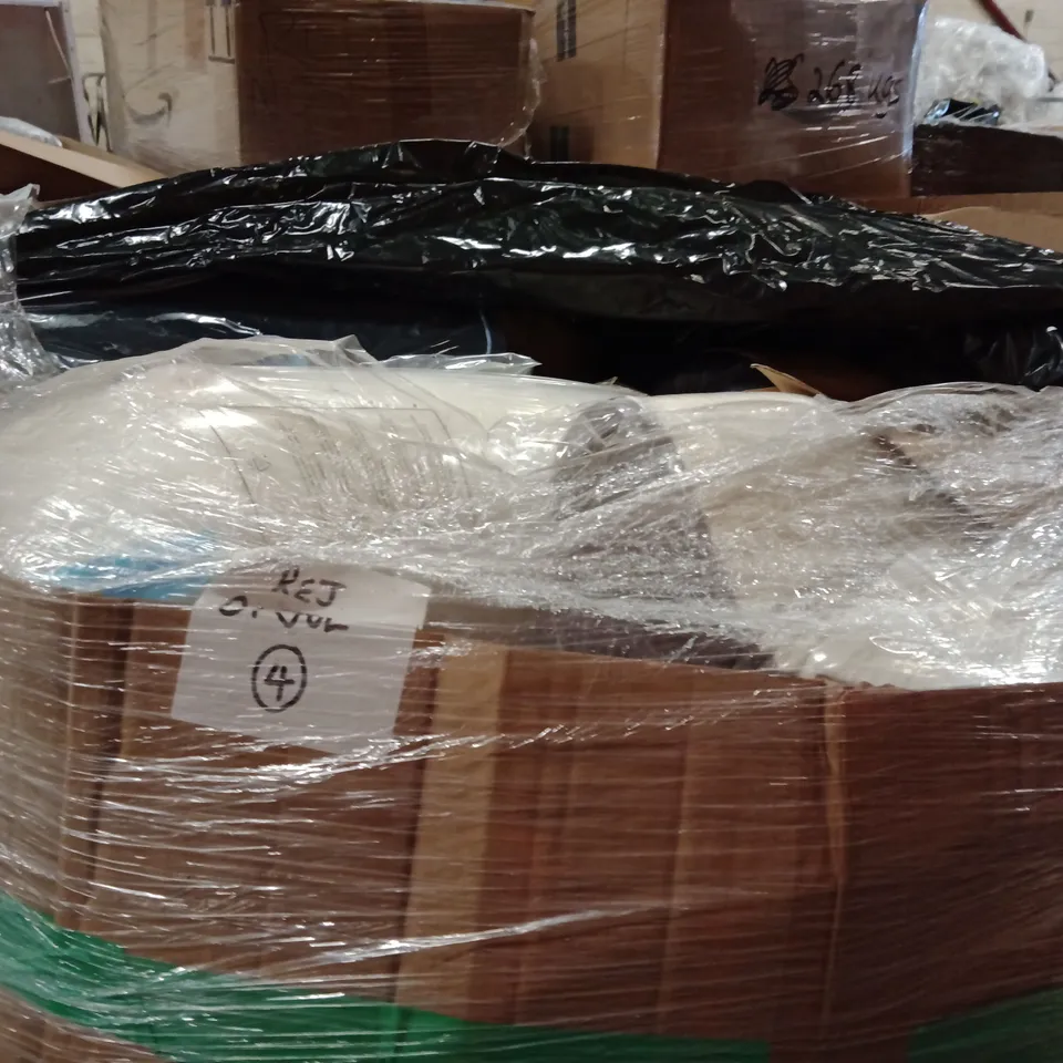 PALLET CONTAINING A LARGE QUANTITY OF PILLOWS