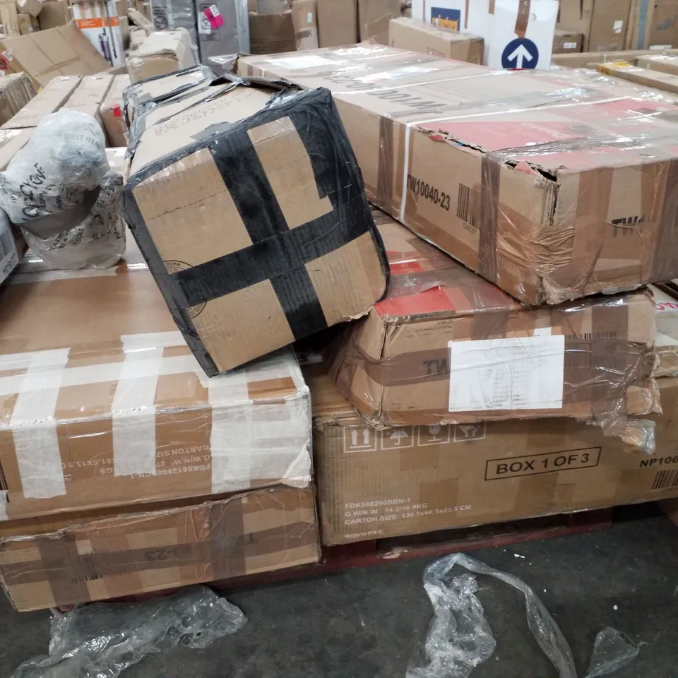 PALLET OF ASSORTED GARDEN FURNITURE PARTS