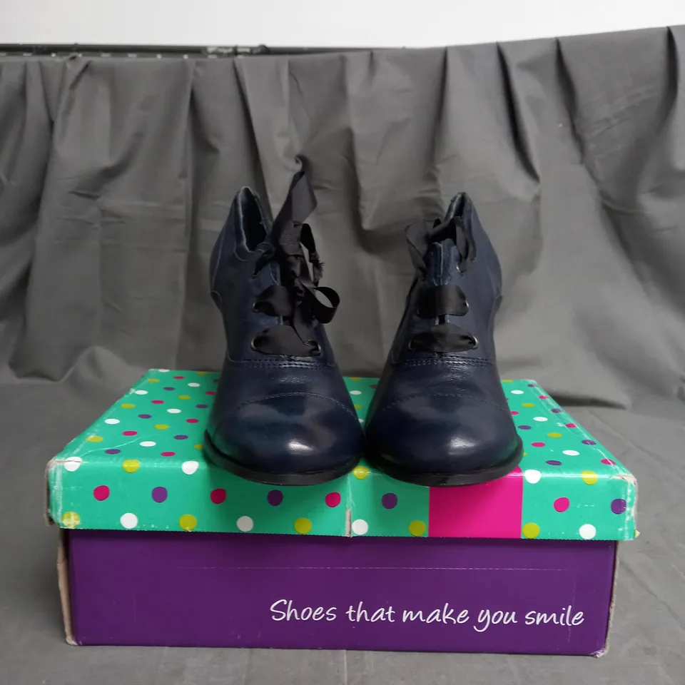 BOXED PAIR OF MOSHULU NAVY BLUE HIGH HEELS SIZE EU 40 