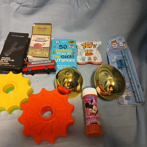 LARGE QUANTITY OF ASSORTED TOYS AND ACCESSORIES TO INCLUDE; BITTY POP TOY STORY, MANCHESTER UNITED MODEL BUS, 50 THINGS TO DO IN THE GREAT OUTDOORS, CHILDREN'S PRE SCHOOL CARDS AND FLAIR BREATHE ELITE