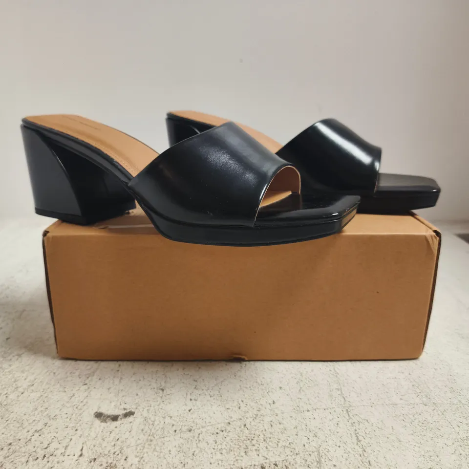 BOXED PAIR OF AMAZON ESSENTIALS WOMEN'S PLATFORM MULE SANDALS IN BLACK FAUX LEATHER SIZE UK 6
