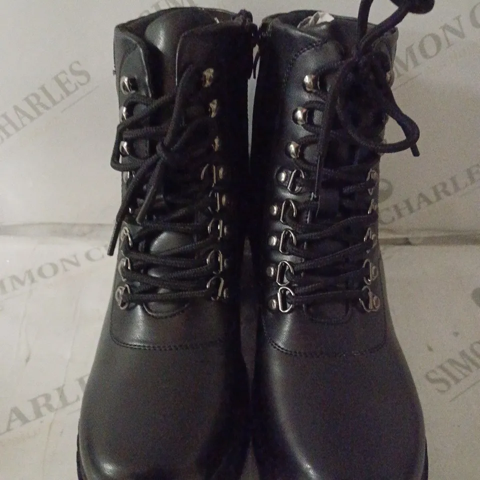 PAIR OF KOI WOMEN'S KRAIT SWITCH HIKING BOOTS SIZE 6