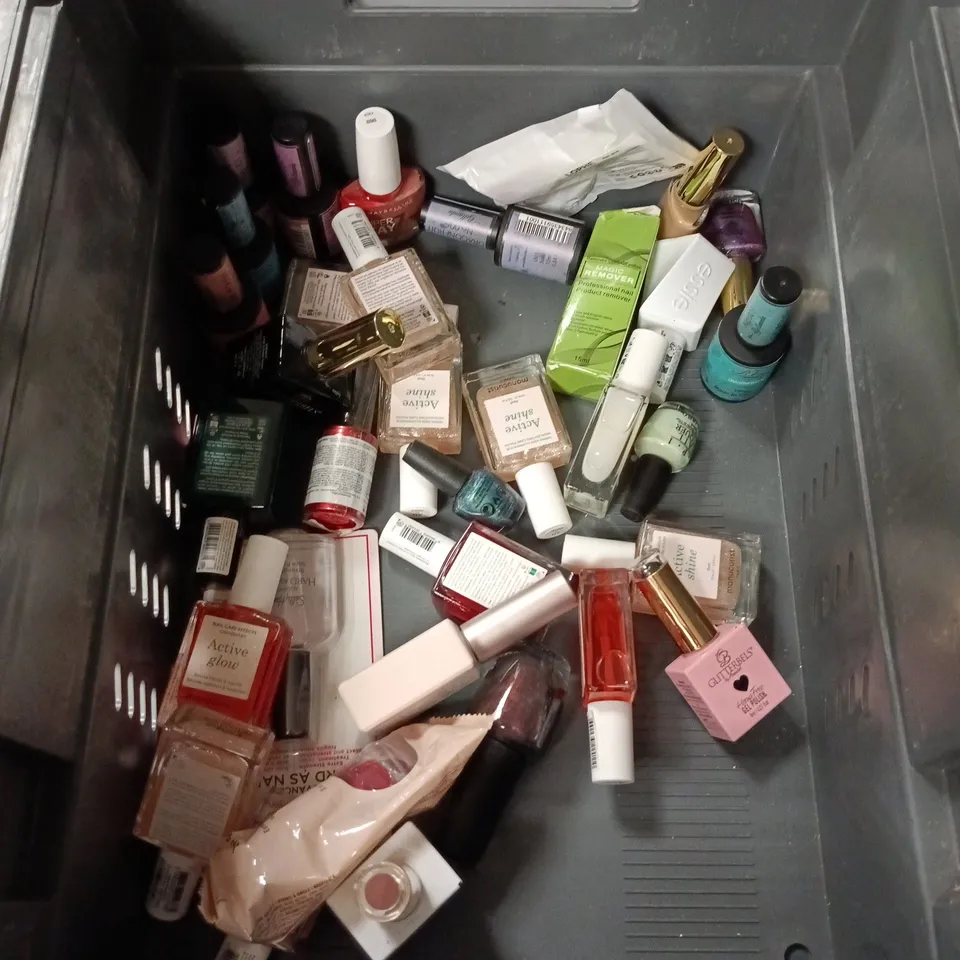 APPROXIMATELY 20 BOTTLES OF NAIL VARNISH TO INCLUDE ANGELICA, GLITTERBELS AND MANICURIST