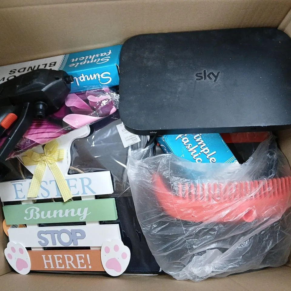 BOX OF APPROXIMATELY 12 ASSORTED HOUSEHOLD ITEMS TO INCLUDE - YASS CLEAN, CRIMPIT TOASTIE MAKER, AND MANGETIC KNIFE HOLDER ETC. 