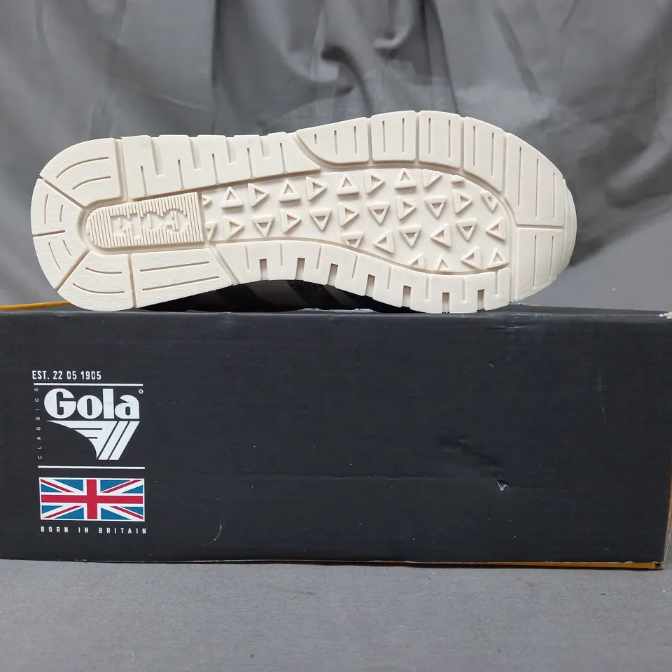 BOXED PAIR OF GOLA DAYTONA KIDS SHOES IN WHITE/BALTIC/SILVER UK SIZE 11