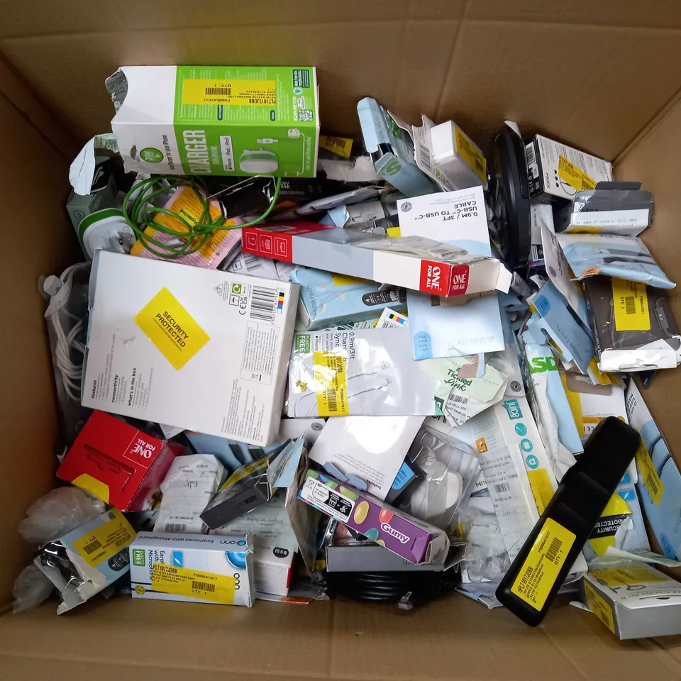 LOT OF APPROXIMATELY 80 ASSORTED ITEMS TO INCLUDE EARBUDS, MOUSES, ALARM CLOCK/RADIOS, ETC