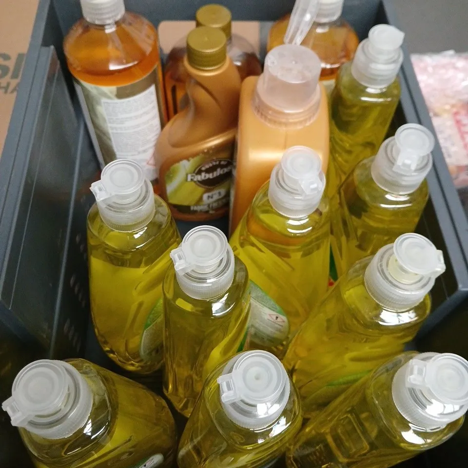 APPROXIMATELY 10 ASSORTED CLEANING PRODUCT ITEMS TO INCLUDE – ELBOW GREASE, TESORI D’ORIENTE & FABULOSA