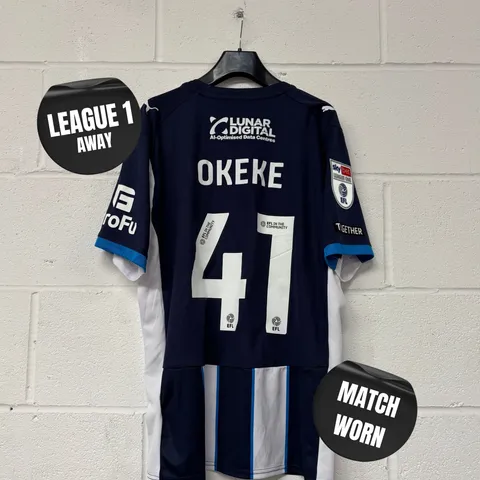 STOCKPORT COUNTY F.C LEAGUE ONE MATCH WORN AWAY SHIRT IN BLUE/WHITE - EU L / SID OKEKE #41