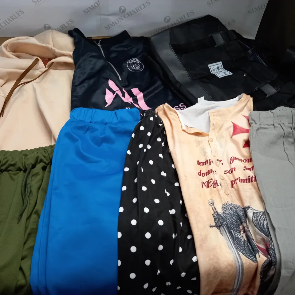 LARGE QUANTITY OF ASSORTED CLOTHING ITEMS 