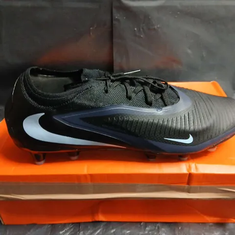 NIKE FOOTBALL BOOTS - UK SIZE 8.5