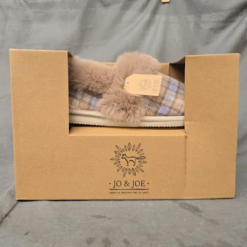 BOXED PAIR OF JO & JOE BALLYFIN SLIPPERS IN CAMEL SIZE 6