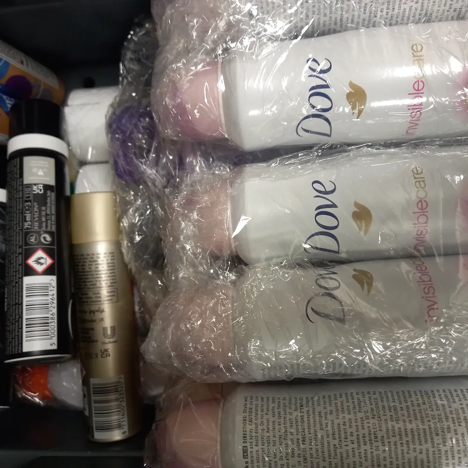 LOT OF APPROXIMATELY 20 ASSORTED AEROSOLS, TO INCLUDE DEODORANT, HAIR CARE, WATER PROOFING SPRAY, ETC - COLLECTION ONLY