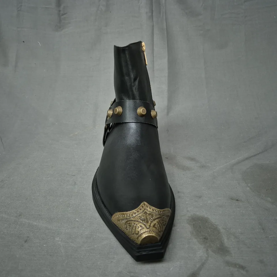 BOXED PAIR OF KOI SOULRENDER MEN'S HARDWARE COWBOY BOOTS IN BLACK/ANTIQUE BRONZE UK SIZE 9