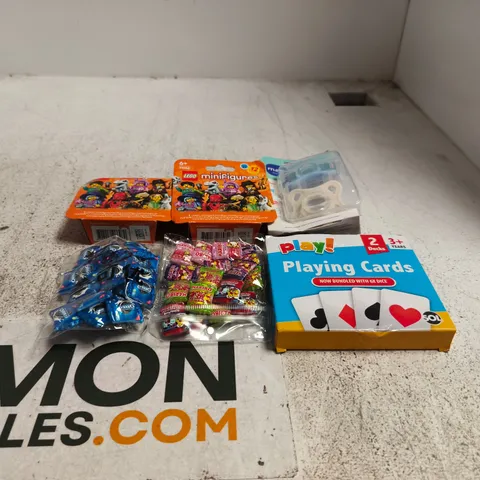 TOTE OF APPROXIMATELY 25 ASSORTED TOY/GAME ITEMS TO INCLUDE LEGO MINIFIGURES, PLAYING CARDS, MINI HARIBO MODELS ETC