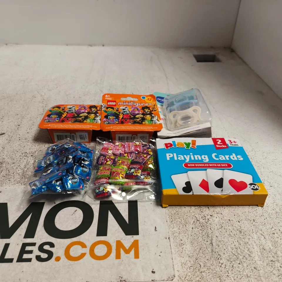 TOTE OF APPROXIMATELY 25 ASSORTED TOY/GAME ITEMS TO INCLUDE LEGO MINIFIGURES, PLAYING CARDS, MINI HARIBO MODELS ETC