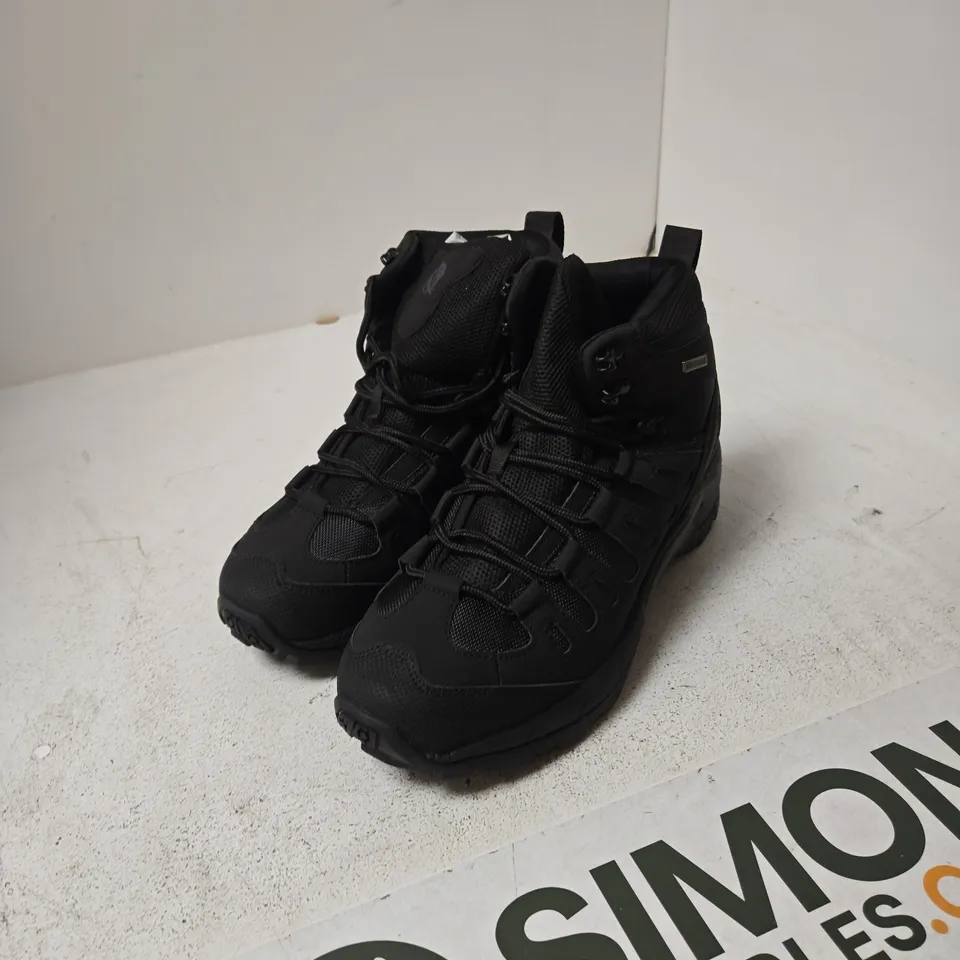 BOX OF APPROXIMATELY 14 ASSORTED SHOES TO INCLUDE: BLACK BOOTS