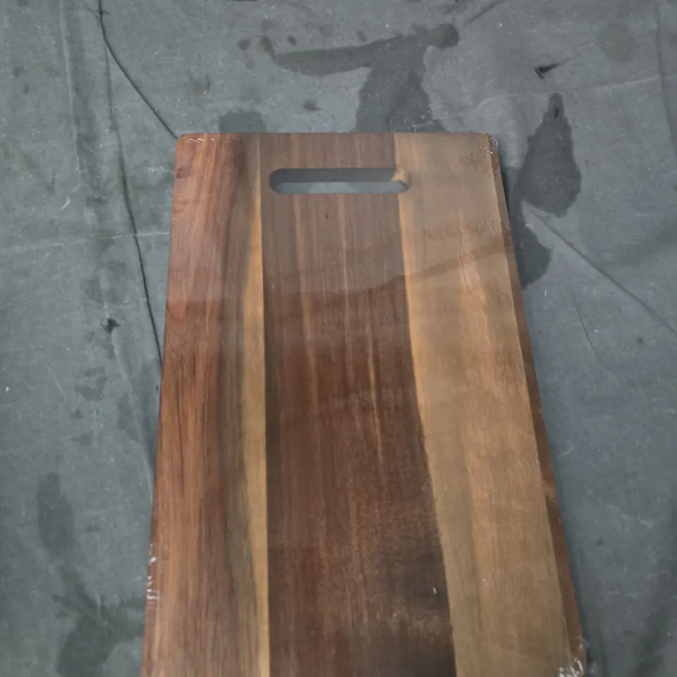 BOX OF APPROXIMATELY 20 ASSORTED ITEMS TO INCLUDE: CHOPPING BOARD AND LYNX PILLOW