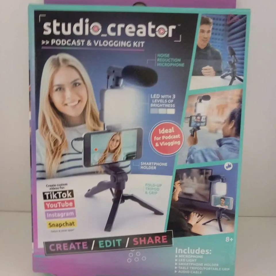 BOXED STUDIO CREATOR PODCAST AND VLOGGING KIT