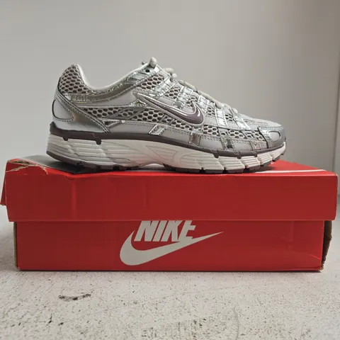 BOXED PAIR OF NIKE P-6000 TRAINERS IN SILVER SIZE UK 2.5