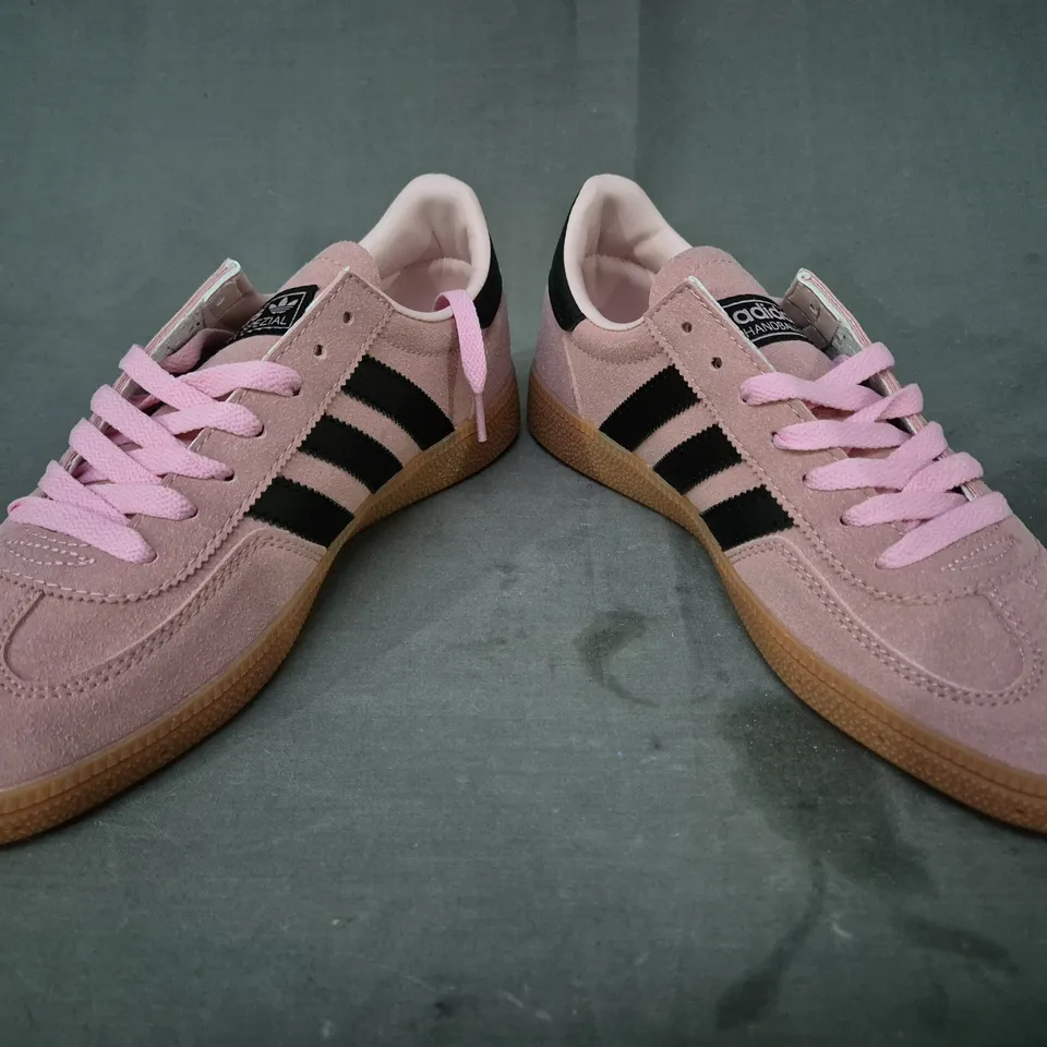 BOXED PAIR OF ADIDAS HANDBALL SPEZIAL SHOES IN PINK/BLACK UK SIZE 6.5