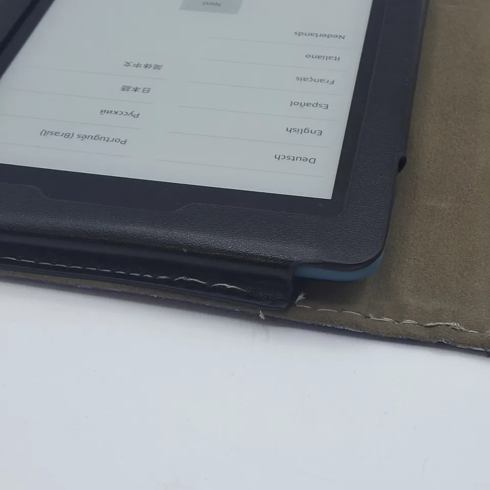 AMAZON KINDLE E-READER PQ94WIF IN BLUE WITH ART THEMED FOLIO CASE