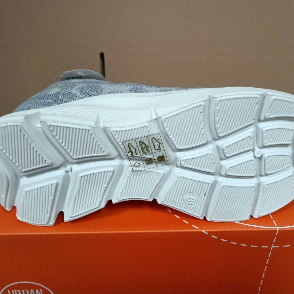BOXED PIR OF URBAN JACKS JAVELIN GREY SNEAKERS – UK 6