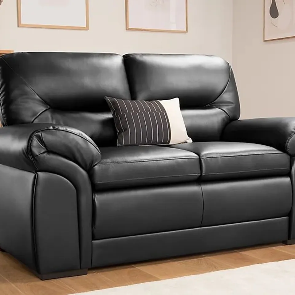 BOXED DESIGNER BROMLEY BLACK LEATHER 2 SEATER SOFA (ONE BOX)