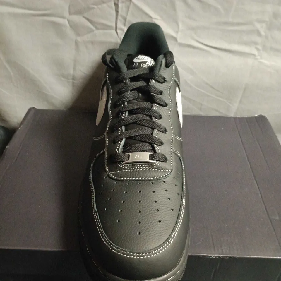 BOXED PAIR OF NIKE AIR FORCE 1 LOW SNEAKERS – BLACK/WHITE - UK SIZE 11