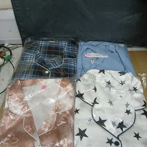 BOX OF APPROXIMATELY 20 CLOTHING AND FASHION ITEMS - VARIOUS COLOURS, SIZES AND STYLES