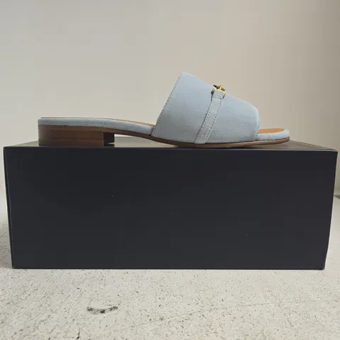 BOXED PAIR OF FAIRFAX & FAVOR WOMENS HEACHAM SANDALS IN SKY BLUE SUEDE SIZE UK 8