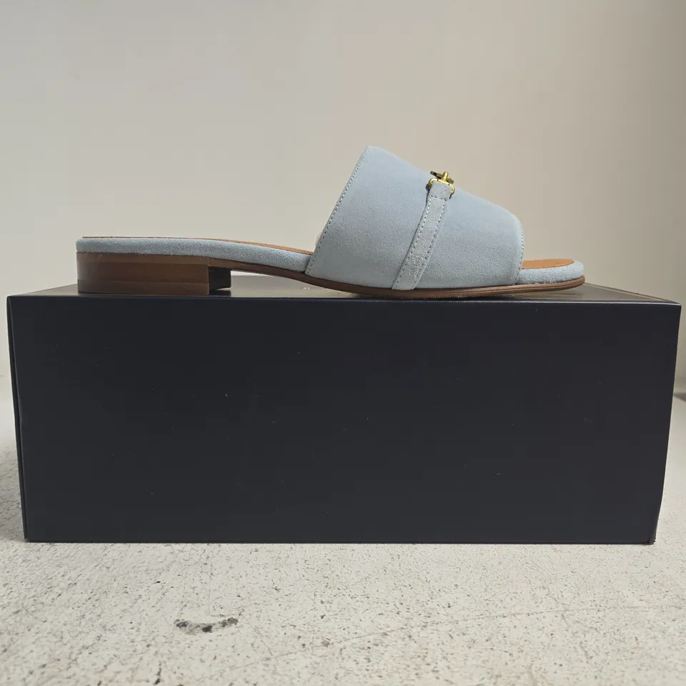 BOXED PAIR OF FAIRFAX & FAVOR WOMENS HEACHAM SANDALS IN SKY BLUE SUEDE SIZE UK 8