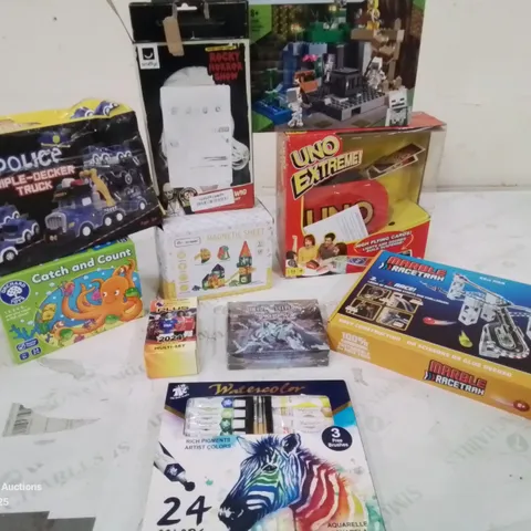 BOX CONTAINING APPROXIMATELY 10 TOYS AND OTHER ITEMS TO INCLUDE: OIL PAINT ART SET, MARBLE RACE TRACK, LEGO MINECRAFT SET, UNO EXTREME, FOOTBALL CARDS ETC.