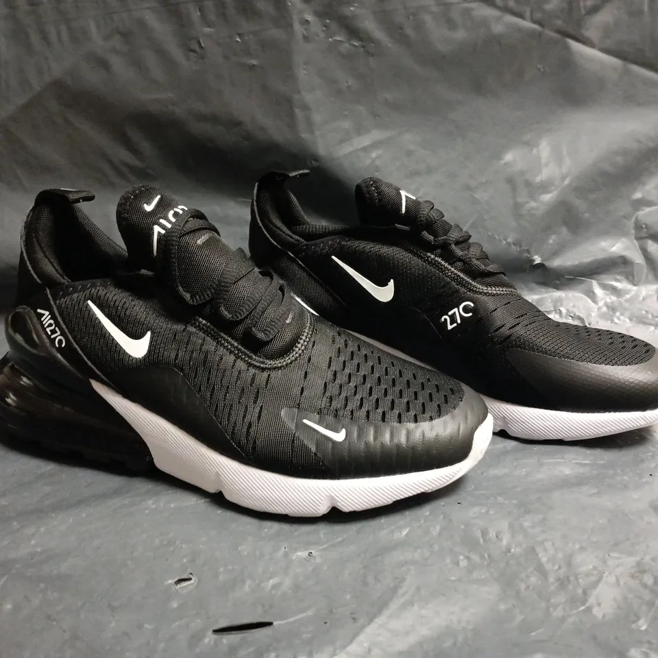 PAIR OF NIKE AIR 270 TRAINERS IN BLACK/WHITE SIZE UK 5.5