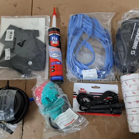 APPROXIMATELY 10 ASSORTED HOUSEHOLD ITEMS TOO INCLUDE , ATERCEL GLOVES, SHAKESHPERE BOTTLE, AND LONSDALE SKIPPING ROPE ETC. 