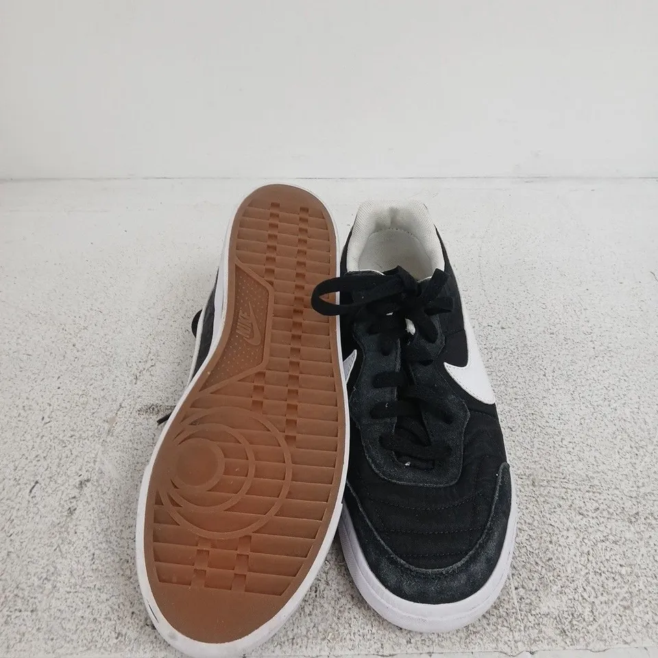 NIKE BLACK & WHITE LOW-TOP SNEAKERS WITH GUM SOLE SIZE 7