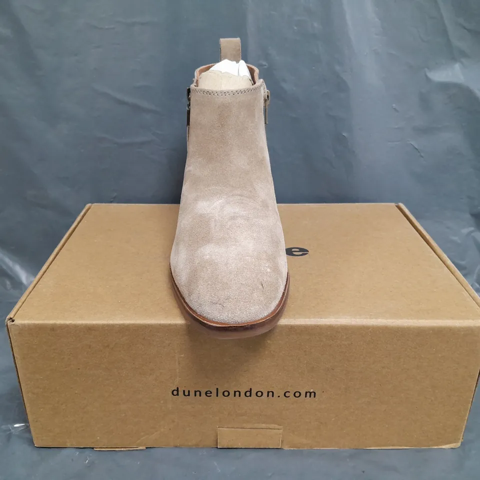 BOXED PAIR OF DUNE LONDON 149 PROGRESS CROPPED HEIGHT ANKLE BOOTS IN BEIGE SIZE 5