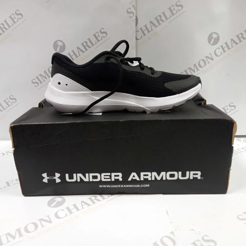 BOXED PAIR OF UNDER ARMOUR BOYS TRAINERS UK SIZE 4 